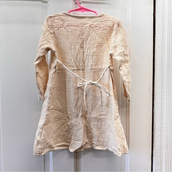 off white muslin dress with cute button details and tie back sie 110 4t - Picture 3 of 5